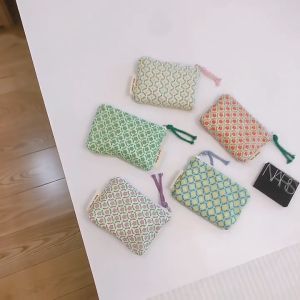กระเป๋าเครื่องสำอาง ขนาดเล็ก กระเป๋าสตางค์ กระเป๋าใส่เหรียญ ถุงจิปาถะ กระเป๋าใส่เครื่องสำอางค์ความจุข ขนาด กระเป๋าใส่มือถือ กระเป๋าผ้าอนามัย พร้อมส่ง อาการ ราคา สินค้าของ [ช่องทางเพิ่มของผู้ใช้]