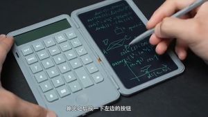 VYBL แผ่นจดบันทึก LCD เครื่องคิดเลขวิทยาศาสตร์ 12หลัก พร้อมสไตลัส เครื่องคำนวณคณิตศาสตร์ แบบพกพาได้ พับเก็บได้ และเครื่องคิดเลขบัญชี สำหรับทำงาน