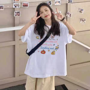 T-Shirt Wanita Lengan Pendek Ukuran Besar Motif Kartun & Tulisan Inggris Gaya Korea Katun Tipis Bernapas 2025 Desain Longgar Nyaman Minimalis Baju Kasual Eksklusif Kerah Bundar Manis dan Imut Rasa Mewah dan Premium Serbaguna Tops Slip-on