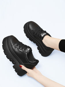 รองเท้ากีฬาลำลองหนังแท้สำหรับผู้หญิง ฤดูใบไม้ร่วง/ฤดูหนาว รองเท้าหนังนิ่มพื้นหนา รองเท้าทรงหัวมน สีดำ รองเท้าหนังขนาดเล็ก