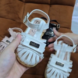 Sandal dọ bé gái đan dây nhỏ min min phong cách thời trang cho bé gái đi học đi chơi. Giày đế êm