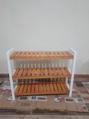 Rak sepatu kayu tiga tingkat