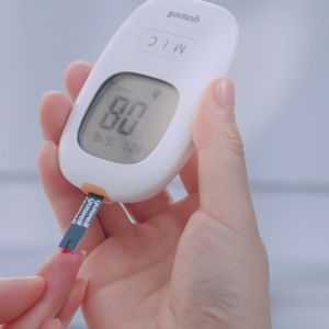 Simple health TH ชุดตรวจน้ำตาลในเลือด เครื่องวัดน้ำตาลในเลือด blood sugar meter ผลออกภายใน 10 วิ รับประกันสินค้าตลอดอายุการใช้งาน