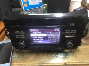 Đầu CD radio AM FM của xe nissan
