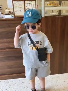 WANDER เสื้อเช็ตเด็กชาย ชุดเด็กผู้ชาย พิมพ์ตัวอักษรสีทึบเวอร์ชั่นเกาหลี ชุดกีฬาทรงหลวมผ้าฝ้ายแท้ของเด็กชาย