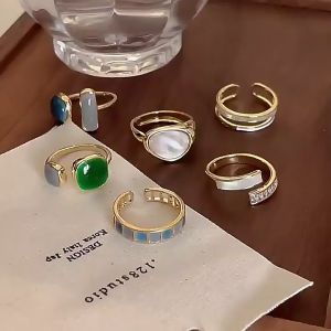 Nicedays🍒Desain Niche Gaya Dingin Wanita High-end Cahaya Mewah Pembukaan Cincin Zamrud yang Dapat Disesuaikan cincin mode