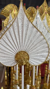 ตาลปัตรพร้อมฐาน สีขาว พัดใบลานแท้ ทรงตรง งานบวช เดินเส้นลายไทย ประดับกระจกสีขาว