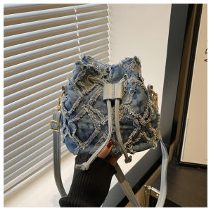 กระเป๋าสะพายข้างผ้าเดนิมแฟชั่นสำหรับผู้หญิง กระเป๋าถือทรงถังแบบสะพายข้างสายโซ่สุดเก๋ กระเป๋าสะพายข้างแบบลำลองสำหรับวัยรุ่น