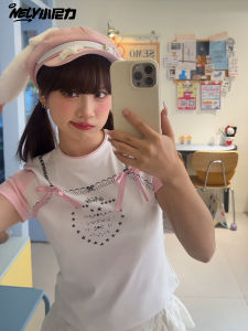 เสื้อยืดแขนสั้นทรงสลิมฟิตสำหรับผู้หญิง NELY ปักลายผีเสื้อ ทรงเข้ารูป ทรงเข้ารูป แขนสั้น คอกลม แฟชั่นฤดูร้อน