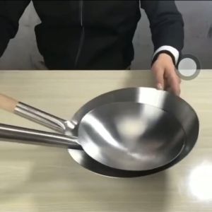 พร้อมส่ง🚚กระทะเหล็กพร้อมที่จับไม้ ช้อนตักน้ำสแตนเลสสแตนเลส ช้อนด้ามไม้ (มีให้เลือกซื้อ6ขนาด) 24/26/28/30/32ซม สามารถใช้ท