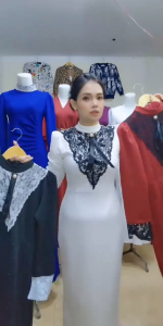 Gown Elegan Brukat Lengan Panjang Kerah V-Neck untuk Acara Formal