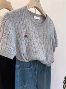 เสื้อยืดคอกลมแขนสั้นปักลายหัวใจสีแดงระดับไฮเอนด์ เสื้อสเวตเตอร์ผู้หญิง ทรงหลวม สไตล์เกาหลี ผ้าขนสัตว์ ฤดูใบไม้ร่วง 2024