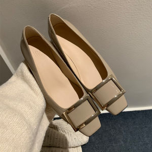 รองเท้าส้นหนาทรงหัวเหลี่ยมสีแดงสำหรับผู้หญิง ฤดูใบไม้ผลิและฤดูร้อน รองเท้าแต่งงานแบบสวมหัวแบน พื้นรองเท้า PU สวมใส่สบาย