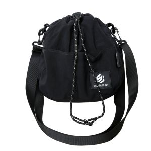 กระเป๋าสะพายข้างไนลอนลําลองกระเป๋าสะพายไหล่ผู้หญิงน้ําหนักเบาพร้อมเข็มขัดปิดสําหรับการพักผ่อนกระเป๋าถังขนาดเล็กอเนกประสงค์