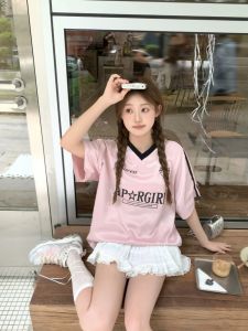 เสื้อยืดคอกลมแขนสั้นผู้หญิงสไตล์อเมริกัน ทรงหลวม ดีไซน์พิมพ์ลาย ฤดูร้อน 2025 ใหม่ เสื้อสปอร์ต คอวี ทรงหลวม