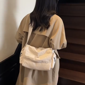 MOUSSON กระเป๋าผ้าไนลอนน้ำหนักเบาเรียบง่ายสำหรับนักเรียนฤดูใบไม้ร่วงและฤดูหนาวรุ่นใหม่กระเป๋าสะพายข้างสีล้วนมีพื้นผิวแมทช์ลุคง่าย