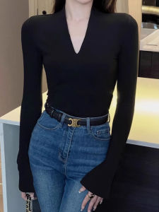 LUOFEN | V-Neck Slim-Fitting Long Sleeve Black Tea Art Style T-Shirt