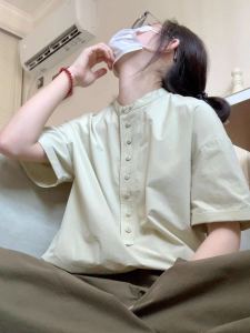 เสื้อเชิ้ตแขนสั้นทรงหลวมสไตล์ญี่ปุ่นสำหรับฤดูร้อน สีเขียวอ่อน คอตั้งเล็ก ดีไซน์ลำลอง เสื้อเชิ้ตผู้หญิง ผ้าฝ้ายผสมโพลีเอสเตอร์