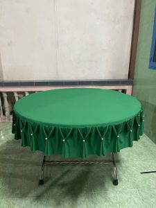 Vải phủ bàn tròn màu xanh dương với viền trắng và nút trang trí.
