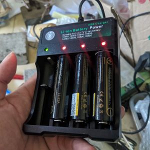(Giá tốt) Sạc pin ion 3.7v 4 ngăn hàng chất lượng cao thông minh điều chỉnh dòng sạc có led báo tự ngắt khi đầy