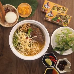 ซูปก้อน ก๋วยเตี๋ยวเนื้อวัว สไตล์เว้ (Bun Bo Hue) 1 กล่อง มี 6 ก้อน
