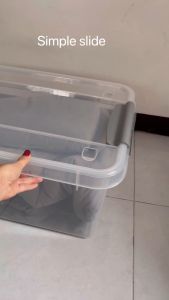 กล่องล้อเลื่อน 50ลิตร สีใส มือจับและล้อสีเทา มี4ล้อ รุ่น CB-127-1 **ดีไซน์ใหม่ ล่าสุด** ซ้อนได้มีฝาปิด สำหรับการฝาก คุณสามารถฝากได้ที่ช่องทางดีไซน์ของผู้ผลิต ดีไซน์ใหม่ ล่าสุด