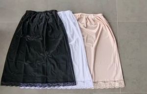 XL - กระโปรงซับใน ผู้หญิง สตรี กระโปรงซับในผญ ปฏิโค้ดกระโปรง ผ้าไนลอน ซับในผ้าลื่น ใส่สบาย คนอวบ ทรงหลวม ผ้านุ่ม ระบายลูกไม้ขอบใหญ่ ริมขอบ ยาวเท่าเข่า ระโปรงซับขาว ใส่ชุดทำงาน ใส่ปฏิบัติธรรม สีดำ สีเนื้อ