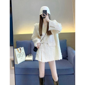 เสื้อสูทผู้หญิงฤดูใบไม้ร่วงปี 2024 ทรงหลวมยาวปานกลาง กระดุม คอปกสูท แขนยาว สีพื้น ทรงหลวม กระดุมคู่