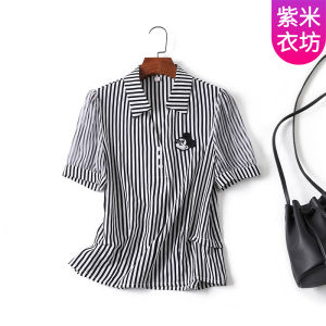 เสื้อเชิ้ตผู้หญิงลายทางสีดำขาวฤดูร้อนใหม่ เสื้อคลุมท้อง เสื้อเชิ้ตทรงตรง ผ้าโพลีเอสเตอร์ กระดุม แขนสั้น เสื้อเชิ้ตคอกลม