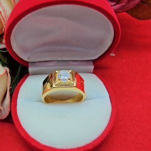 แหวนทองฝังเพชรเม็ดเดียวหนามเตย เสริมบารมี ทำจากทองเหลือง รูปถ่ายจากสินค้าจริง