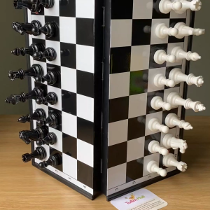 Bộ cờ vua nam châm cỡ vừa màu đen trắng [tặng 2 hậu] bàn cờ kiêm hộp đựng tiện lợi