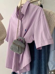 เสื้อเชิ้ตแขนสั้นผ้าฝ้ายแท้สีชมพูสำหรับผู้หญิง ทรงหลวม ทรงเข้ารูป สไตล์เกาหลี ปกโปโล คอกลม ฤดูร้อน 2025