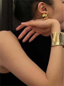 ฤดูใบไม้ร่วง ฤดูหนาว ใหม่ Km Arc Wide ลื่น สร้อยข้อมือเรียบง่าย ดีไซน์ High End รู้สึกเปิดแสงหรูหรา เสื้อสเวตเตอร์ สร้อยข้อมือสําหรับผู้หญิง