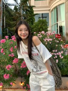 ❣Fortunee ❣ เสื้อยืดแขนสั้นแนวคิดดั้งเดิม สำหรับวันหยุด ดีไซน์ไหล่เฉียง พิมพ์ลายสาวคาวบอยเดนิม ทรงหลวม สำหรับฤดูร้อน