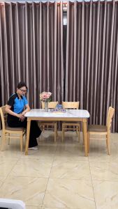 Bàn ăn gia đình 4 ghế gỗ cao su mặt bàn giả đá sang trọng.