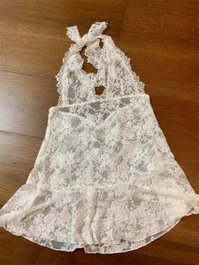 Bộ Đồ Hai Mảnh Mùa Đông Màu Trắng Ren Cổ Treo Cho Nữ Thiết Kế Lót Lụa Đen Hở Vai Ngọt Ngào Cay Nồng Thời Trang