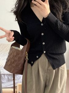 HUOLISI | Slimming Black V-neck Long-sleeve Cardigan