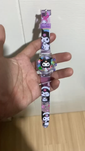 น่ารักSANRIO นาฬิกา ซานริโอ คุโรมิ พร้อมกล่องของขวัญ สำหรับเด็กผู้หญิงหมุนเรืองแสงเพลงนาฬิกาที่มีสีสันกระ พริบเด็ก นำ นาฬิกาสำ