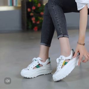 แฟชั่นทันสมัย รองเท้าผ้าใบผู้หญิง ส้นหนา 5CM all-match รองเท้าผ้าใบลำลอง ระบายอากาศได้ดี ด้านล่างนุ่ม กันลื่น ใส่แล้วสูง