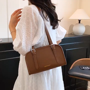 EchoBliss  กระเป๋าใส่หมอนเรียบง่ายสีล้วนลำลองสำหรับผู้หญิงกระเป๋ารักแร้แฟชั่นใหม่ฤดูใบไม้ผลิกระเป๋าสะพายไหล่ดีไซน์เฉพาะกลุ่ม