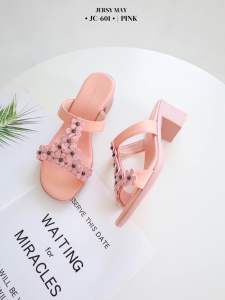 รองเท้าส้นสูง JC601 จาก Jersy May ดีไซน์ดอกไม้สุดน่ารัก ส้นสูงกำลังดี ให้คุณใส่ได้อย่างมั่นใจในทุกโอกาส ไม่ว่าจะไปทำงานหรือไปเที่ยว พื้นนุ่มสบายเท้า เพิ่มความสดใสให้ทุกย่างก้าวในสไตล์ที่เป็นตัวคุณ