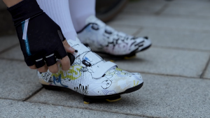 Sepatu Sepeda Balap Jalan Raya Profesional Santic Pria Wanita Bernapas Sistem Pengencang ATOP Cocok untuk Cleat S22036