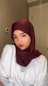 Koyu Hijab Pasmina Meli Premium Instant\\n\\n Apa Itu Koyu Hijab Pasmina Meli Premium?\\n\\nKoyu Hijab Pasmina Meli Premium adalah hijab yang dirancang khusus untuk memberikan kenyamanan dan elegansi kepada penggunanya. Dengan desain modern dan bahan berkualitas tinggi, hijab ini cocok digunakan dalam berbagai acara, baik formal maupun informal.\\n\\n Kelebihan Hijab Desain Modern\\n\\nHijab Pasmina Koyu Meli Premium menawarkan desain modern yang membuat penampilan Anda menjadi lebih menarik. Desainnya yang elegan dan unik akan membuat Anda tampil berbeda dari orang lain.\\n\\n Kelebihan Hijab Cocok untuk Acara\\n\\nHijab Pasmina Koyu Meli Premium juga cocok digunakan dalam berbagai acara, baik formal maupun informal. Hijab ini akan membuat penampilan Anda tampak profesional dan elegan.\\n\\n Kelebihan Hijab Nyaman dan Elegan\\n\\nSelain desain modern dan cocok untuk acara, hijab ini juga nyaman digunakan sepanjang hari. Bahan berkualitas tinggi membuat hijab ini tidak panas dan tidak gatal saat digunakan.\\n\\n Cara Menggunakan Koyu Hijab Pasmina Meli Premium\\n\\nBerikut adalah langkah-langkah untuk mengenakan hijab pasmina Koyu Meli Premium:\\n\\n1. Ambil hijab pasmina dan lipat menjadi bentuk segitiga.\\n2. Tempatkan segitiga hijab di tengah kepala, dengan ujung hijab di bagian depan.\\n3. Angkat salah satu sisi hijab dan letakkan di bahu.\\n4. Lipat sisi hijab yang lain dan letakkan di atas sisi pertama.\\n5. Tarik kedua sisi hijab ke belakang dan simpulkan di bagian belakang kepala.\\n\\n Tips Menggunakan Hijab Desain Modern\\n\\nBerikut adalah beberapa tips untuk menggunakan hijab desain modern:\\n\\n- Pilih warna hijab yang cocok dengan warna kulit Anda.\\n- Gunakan aksesori seperti bros atau kalung untuk menambah kesan elegan.\\n- Sesuaikan gaya hijab dengan busana yang Anda kenakan.\\n\\n Tips Menggunakan Hijab Cocok untuk Acara\\n\\nBerikut adalah beberapa tips untuk menggunakan hijab cocok untuk acara:\\n\\n- Pilih hijab dengan warna dan desain yang sesuai dengan tema acara.\\n- Gunakan aksesori yang sesuai dengan acara, seperti bros atau kalung.\\n- Sesuaikan gaya hijab dengan busana yang Anda kenakan.\\n\\n Keuntungan Menggunakan Koyu Hijab Pasmina Meli Premium\\n\\nBerikut adalah beberapa keuntungan menggunakan hijab pasmina Koyu Meli Premium:\\n\\n Meningkatkan Penampilan Anda dengan Hijab Nyaman dan Elegan\\n\\nHijab pasmina Koyu Meli Premium akan meningkatkan penampilan Anda dengan memberikan kenyamanan dan elegansi. Bahan berkualitas tinggi membuat hijab ini tidak panas dan tidak gatal saat digunakan.\\n\\n Hijab Desain Modern Membuat Anda Tampil Berbeda\\n\\nDesain modern dari hijab pasmina Koyu Meli Premium akan membuat Anda tampil berbeda dari orang lain. Desainnya yang elegan dan unik akan menambah nilai estetika pada penampilan Anda.\\n\\n Hijab Cocok untuk Acara Membuat Anda Tampil Profesional\\n\\nHijab pasmina Koyu Meli Premium cocok digunakan dalam berbagai acara, baik formal maupun informal. Hijab ini akan membuat penampilan Anda tampak profesional dan elegan.\\n\\nJadi, jangan ragu untuk mencoba hijab pasmina Koyu Meli Premium dan rasakan manfaatnya bagi penampilan Anda!\"