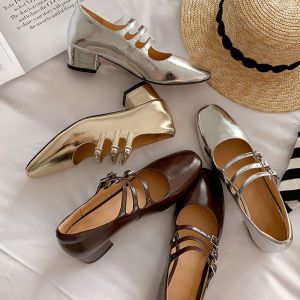 รองเท้าส้นสูง Mary Jane สำหรับผู้หญิง สไตล์วินเทจฝรั่งเศส หัวเข็มขัดสีเงิน รองเท้าส้นสูงหัวเข็มขัดสามหัวเข็มขัดสีทอง รองเท้าส้นกลาง