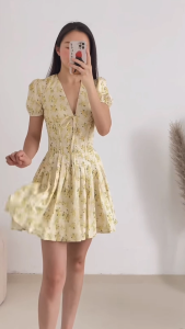 ชุดเดรสสั้น ลายดอกไม้ สีเหลือง คอวี มีซิปหลัง มีสายผูกคล้องคอหรือโบว์ แขนตุ๊กตาสม็อคยางยืดวงแขน กระโปรงทรงเอจับจีบรอบ ผ้าโพลิเอสเตอร์ Dress ชุดไปงานแต่ง #8125
