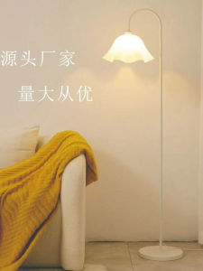 Modern Simple Creative Petal Floor Lamp Living Room Bedroom Flower Bedside Lamp Nordic Network Famous Stand Lamp Iron PVC Material