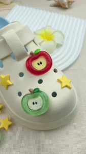 Bộ 8 Sticker Charm 3D chủ đề Táo xanh đỏ nhựa cứng gắn Dép Sục Cá Sấu MayTo JB-397