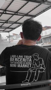 Urban-Kaos Laki Laki Tidak Bercerita Tapi Bengong Depan Mini Market Tshirt Street Modern Skena Style