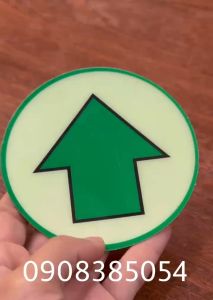 Biển dạ quang hình tròn mũi tên chỉ dẫn lối thoát hiểm exit