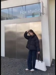 สีทึบผ้าฝ้ายแบบสั้นหนาอบอุ่นทรงหลวมเทรนด์แฟชั่นของผู้หญิงสำหรับฤดูหนาวเสื้อคลุมผ้าฝ้าย2025